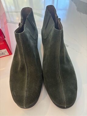 AEROSOLES Forest Green Flat Boots W Side Zipper. NEW IN BOX